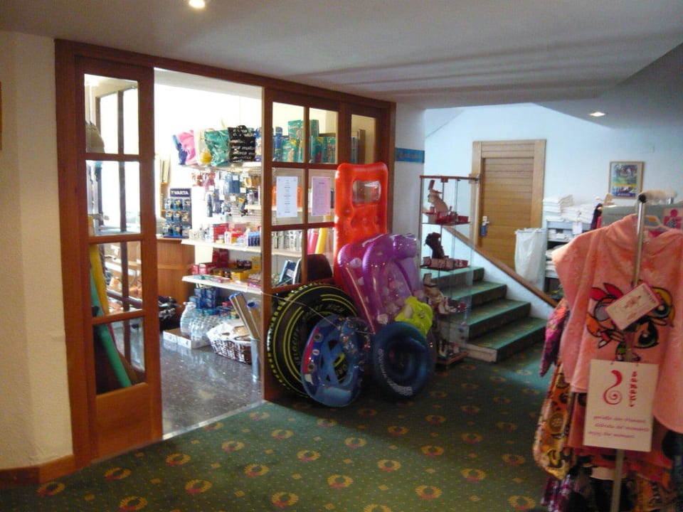 Kleiner Hotelladen mit Friseur Hotel Exagon Park