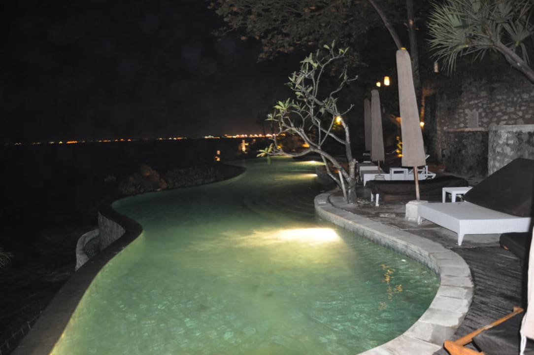 Ocean-View-Pool bei Nacht AYANA Resort Bali