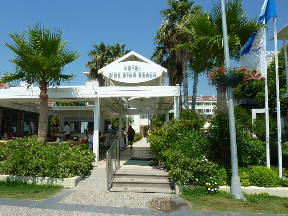 Eingang ins Hotel von der Strandpromenade Side Star Beach