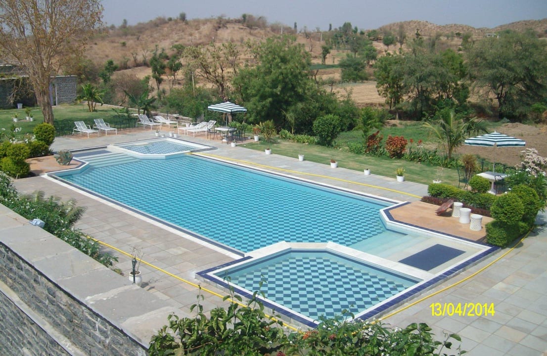 Pool mit Aussicht auf die Berge  King's Abode Hotel
