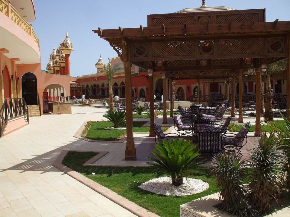 Innenhof vor dem Theater Pickalbatros Alf Leila Wa Leila Resort - Neverland Hurghada