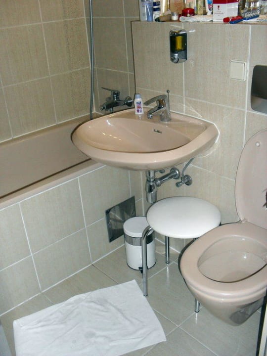 Kompaktes ... (beengte)...Bad. Hotel Deutschmeister