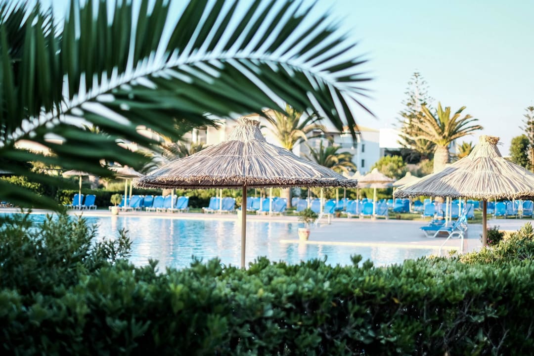 Blick auf den Pool Anissa Beach & Village