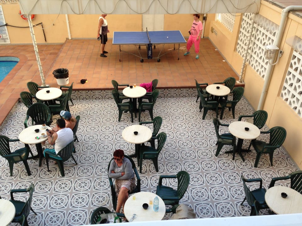 Blick vom 1.Stock auf die Bartische der Poolbar Hotel Riutort