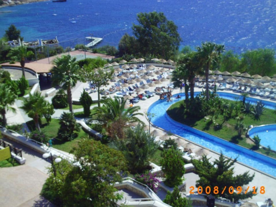 Blick auf Pool vom Hotelflur Bodrum Holiday Resort & Spa