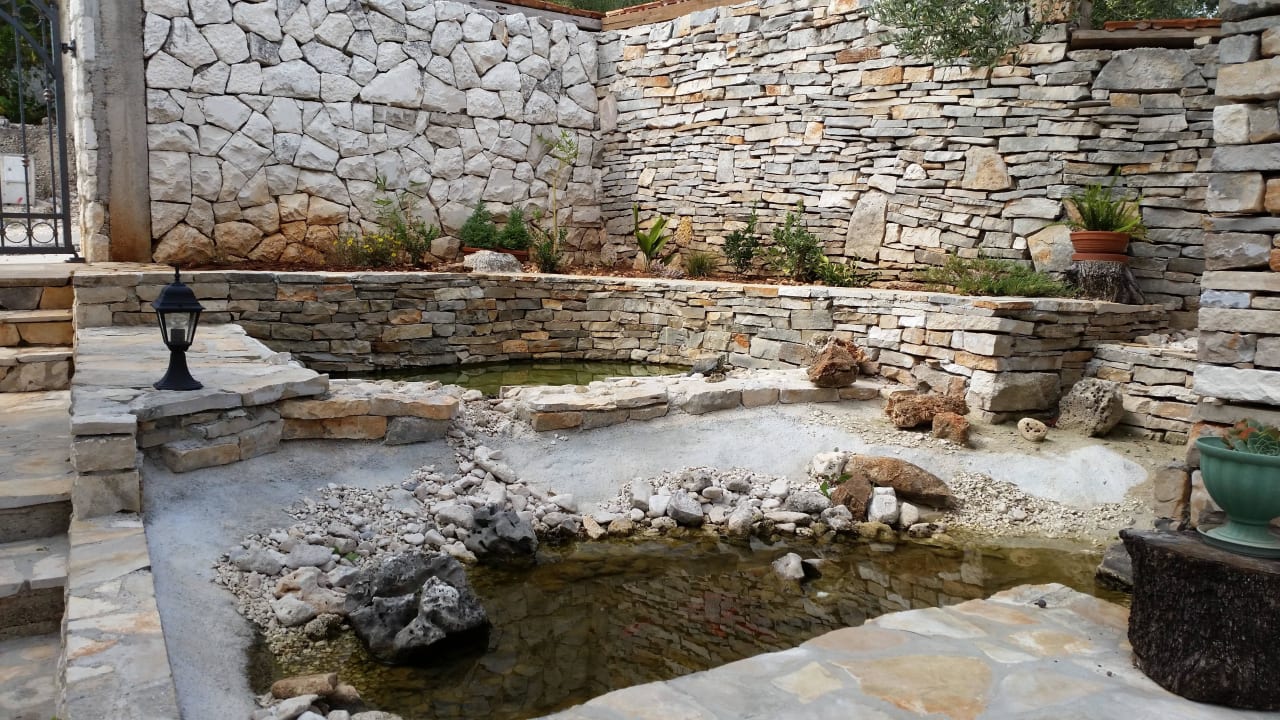 Teich für Goldfische und Schildkröten Villa Sonnhaus