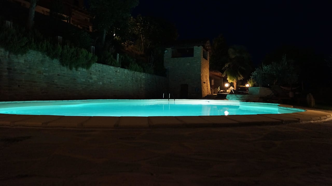 Abendstimmung am Pool Agriturismo Sondrea