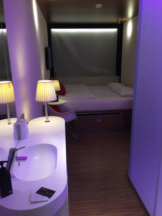 Zimmer und Bett citizenM hotel Paris Charles de Gaulle Airpor