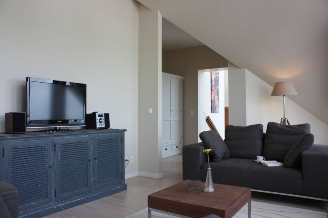 App. Steuerbord: Wohnzimmer mit Couchgarnitur Well-feeling-Appartements BadeWerk