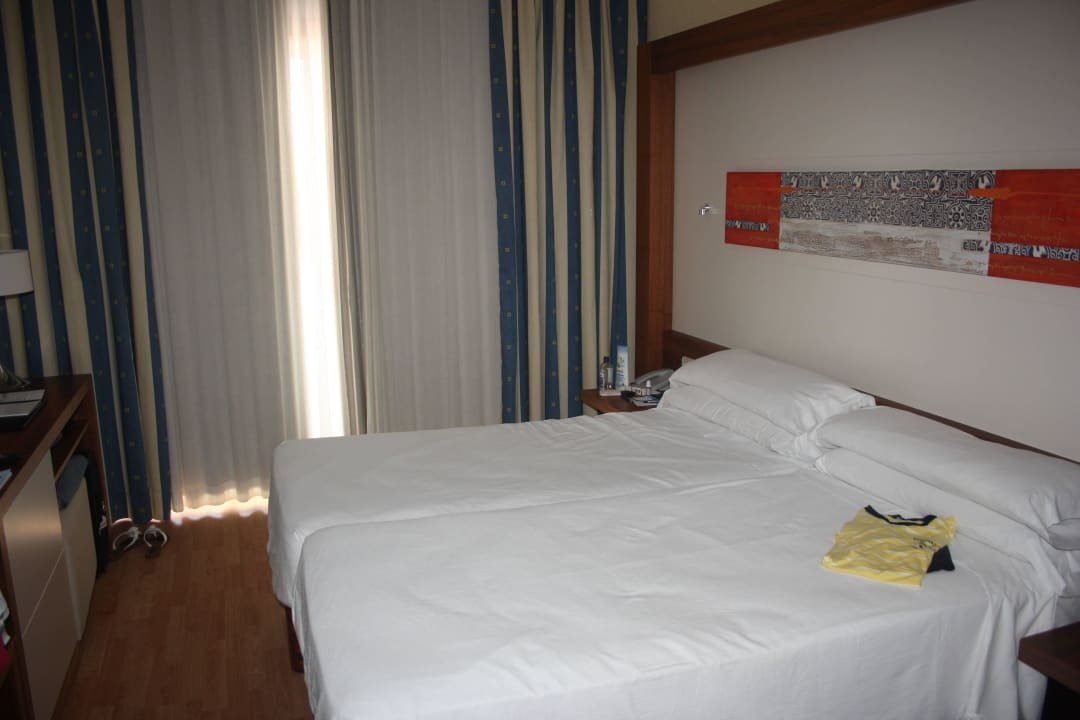 Bett mit Blick auf den Balkon (hinter Vorhang) Hipotels La Geria