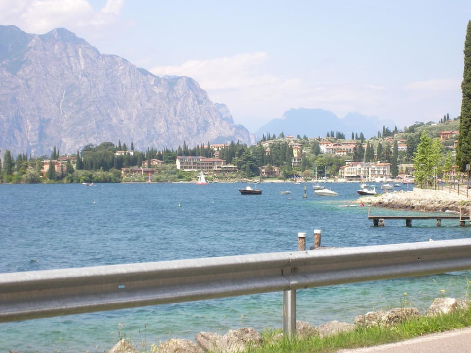 Hotel mit seinen zwei Nebengebäuden direkt am See Hotel Maximilian