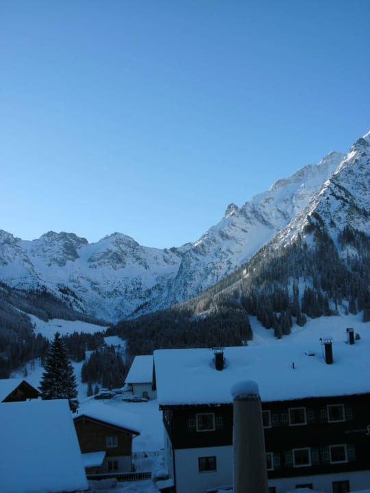 Bergblick Ostern 2015 vom Hoteleingang IFA Alpenrose Hotel Kleinwalsertal