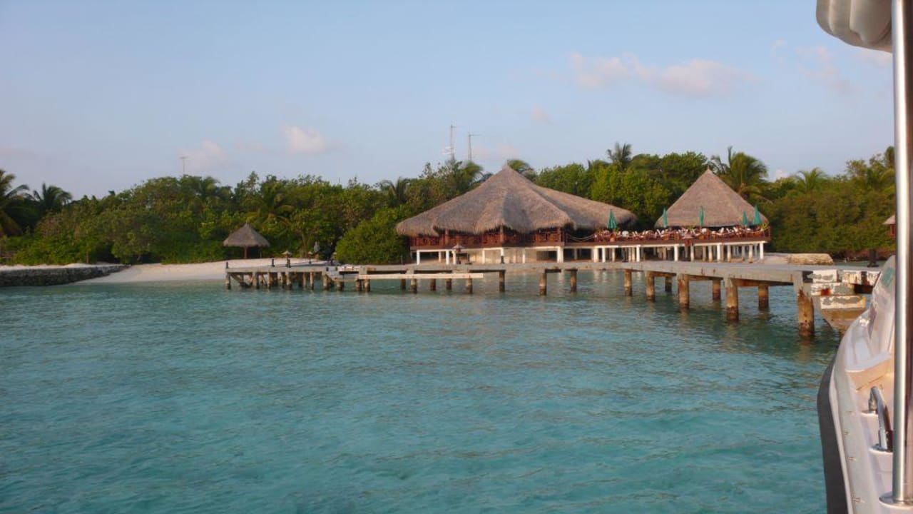 Steg mit Bar und Cafeteria Eri Maldives