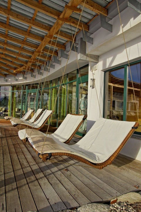 Liegestühle im Garten Hotel Bacherhof