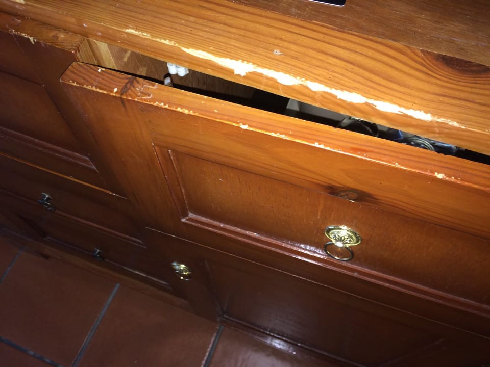 Beschädigte Möbel im Zimmer Marien Puerto Plata