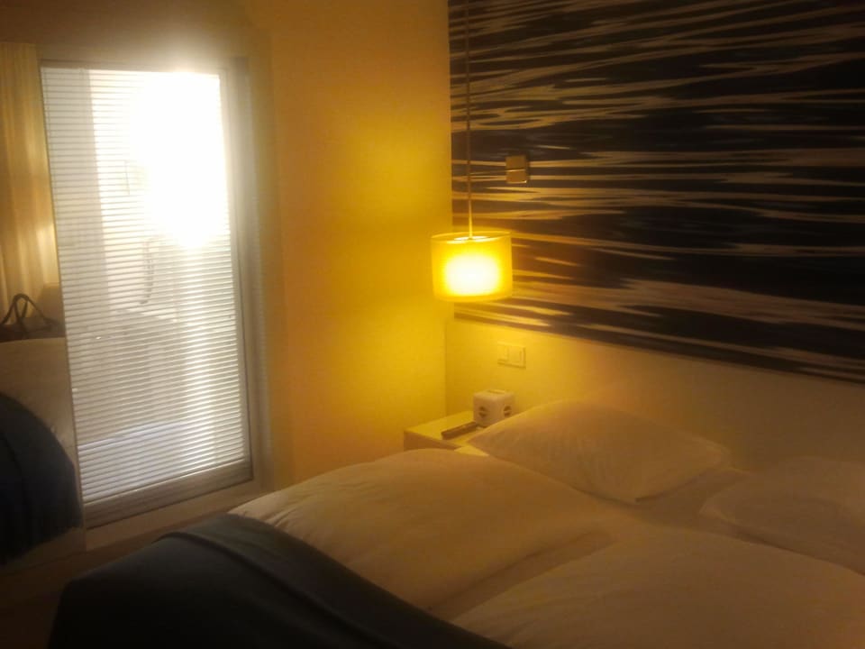 Schlfraum mit Sicht ins Bad Pestana Berlin Tiergarten