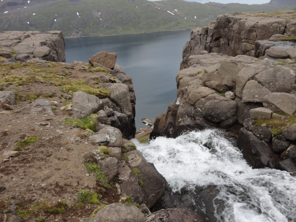 Blick auf Djupavik vom Wasserfall aus Hotel Djupavik