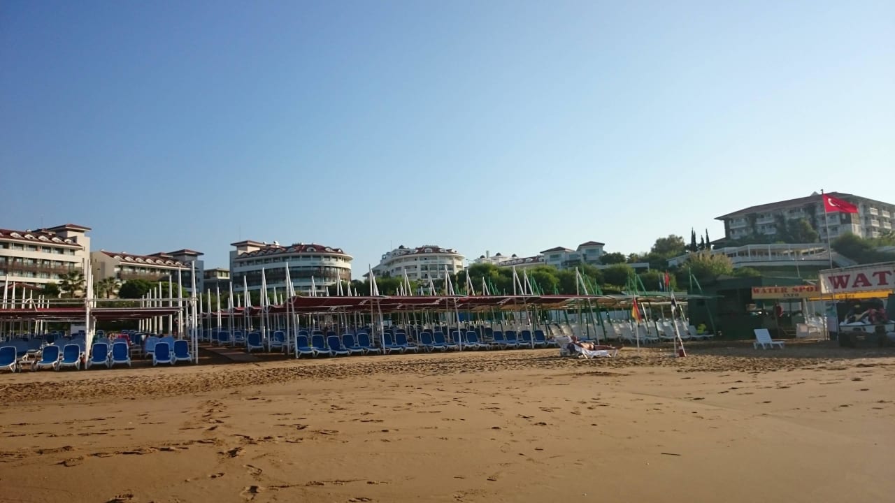 Blick vom Strand zum Hotel Alba Queen Hotel