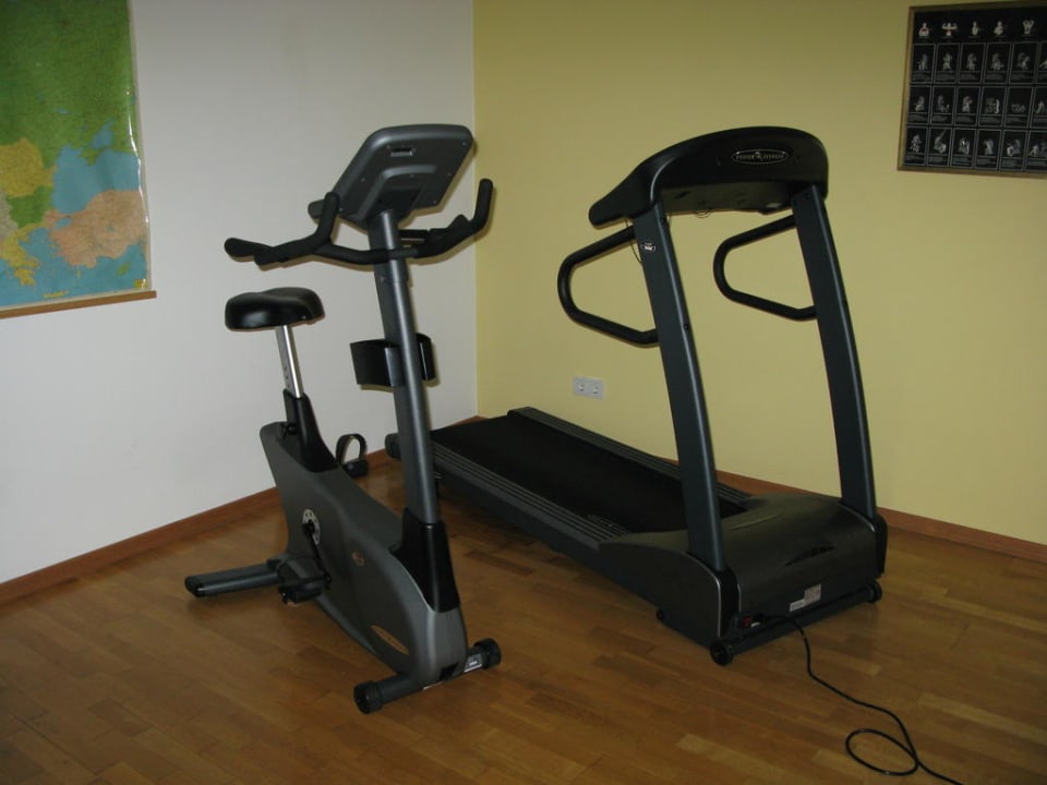 Die Sportgeräte im Fitnessraum Hotel Maximilian