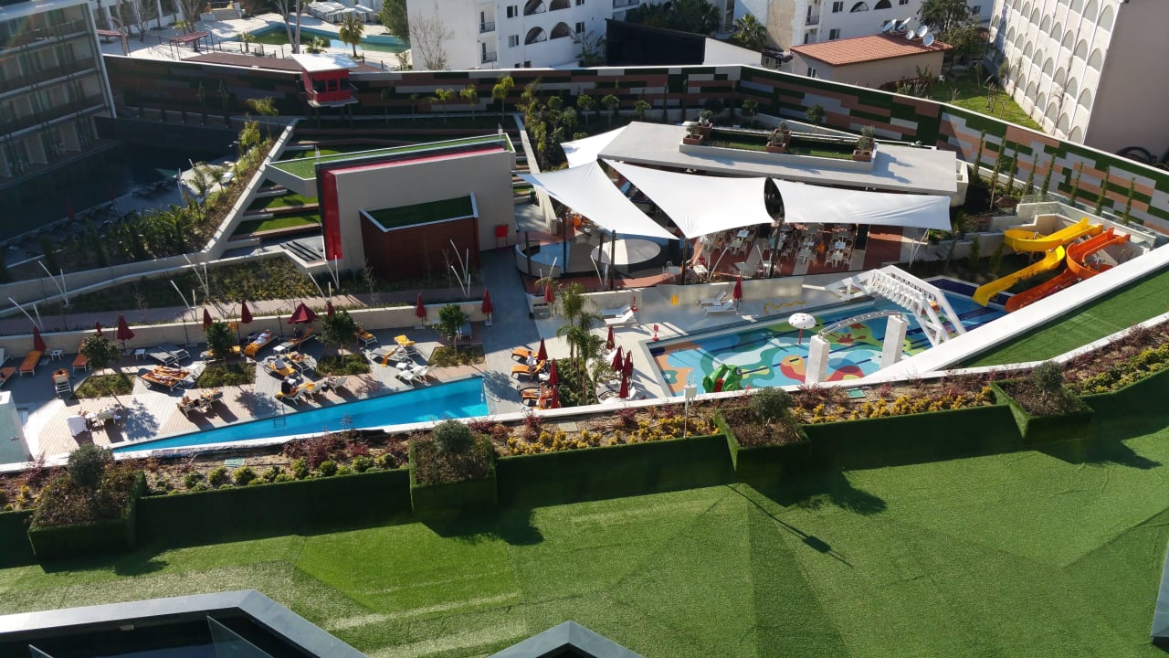 Blick aud den Pool The Sense Deluxe Hotel