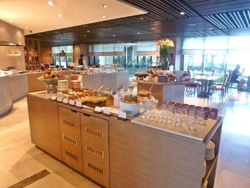 Frühstück im Cafe Knosh The Leela Ambience Convention Hotel Delhi