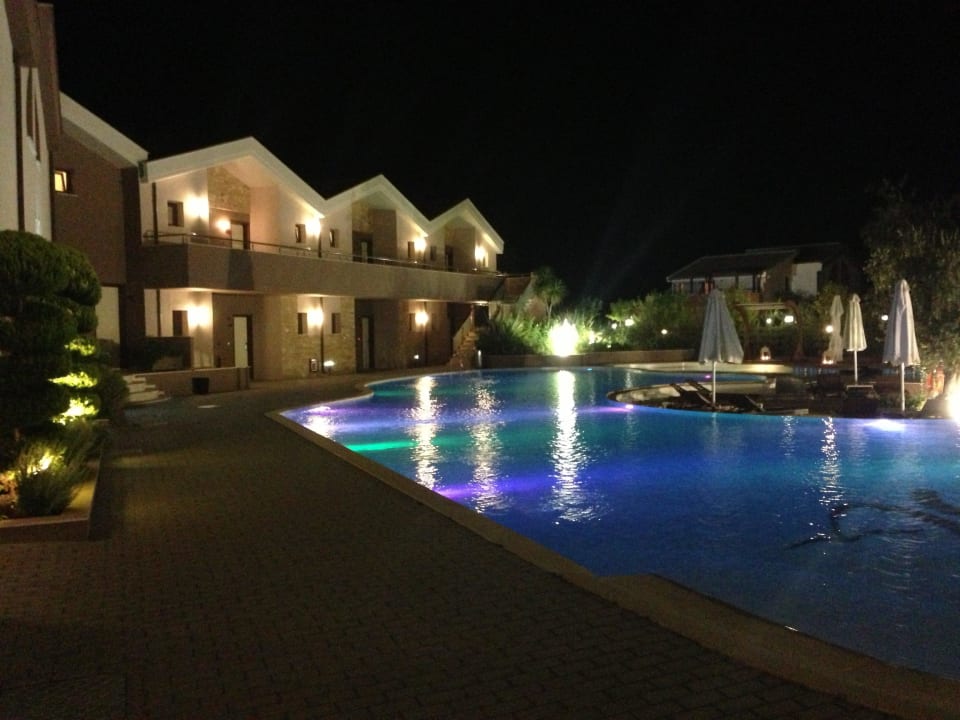 Hotel-Innenhof bei Nacht mit Poolanlage Alexandra Golden Boutique - Adults only
