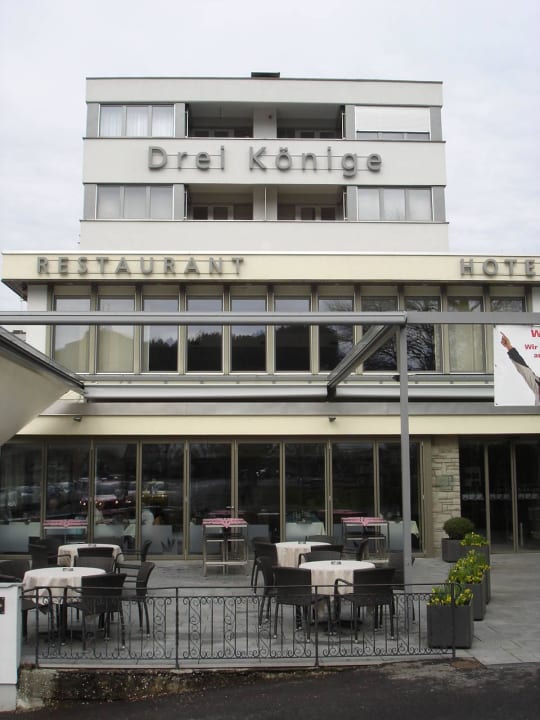 Vorderansicht mit Terrasse, Restaurant und Eingang Hotel Drei Könige