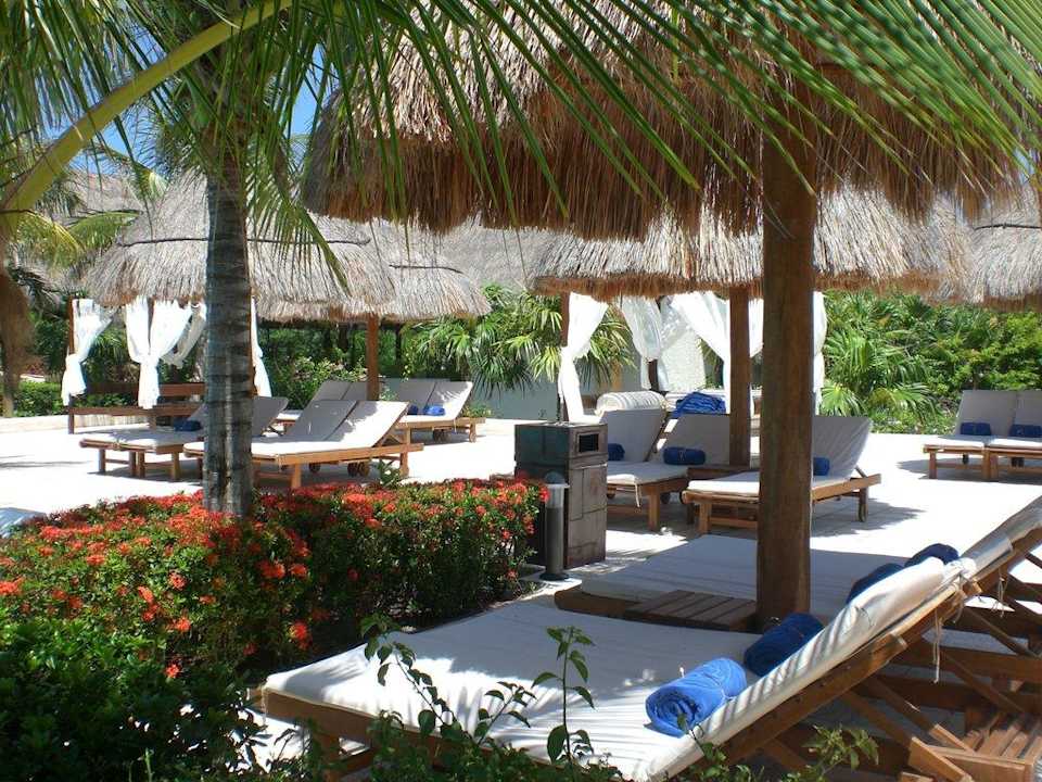 Royal-Pool mit himmlischen Liegen! Grand Palladium Select White Sand Resort & Spa