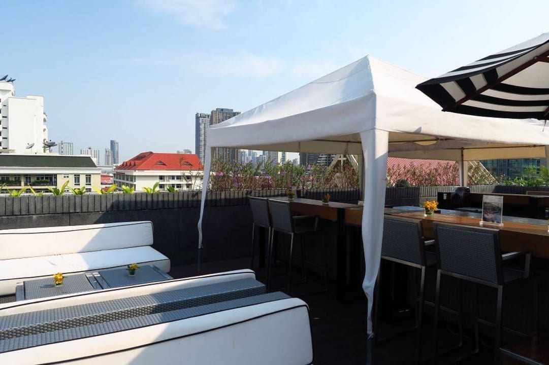 Dachterrasse mit Liegen Mövenpick Hotel Sukhumvit 15 Bangkok