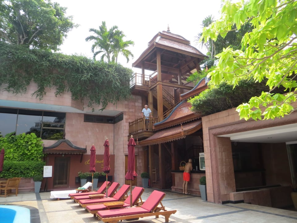 Aufgang zur Sonnendeck - dort durfte man rauchen The Landmark Bangkok