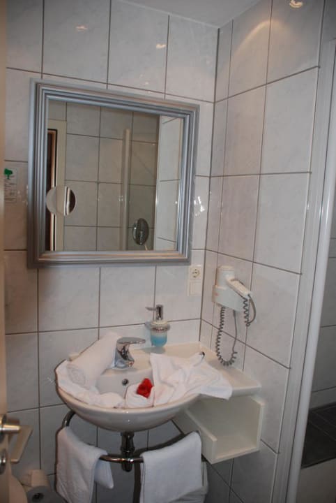 Badezimmer mit Waschbecken Parkhotel Bad Bertrich