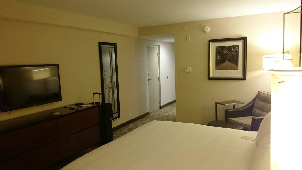 Blick vom Bett DoubleTree by Hilton Hotel & Suites Charleston Airport