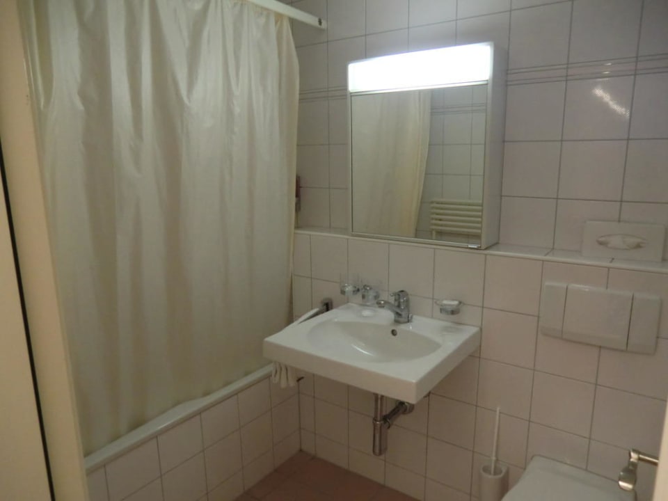 Bad unseres Zimmers, klein aber ausreichend Hotel Rigi