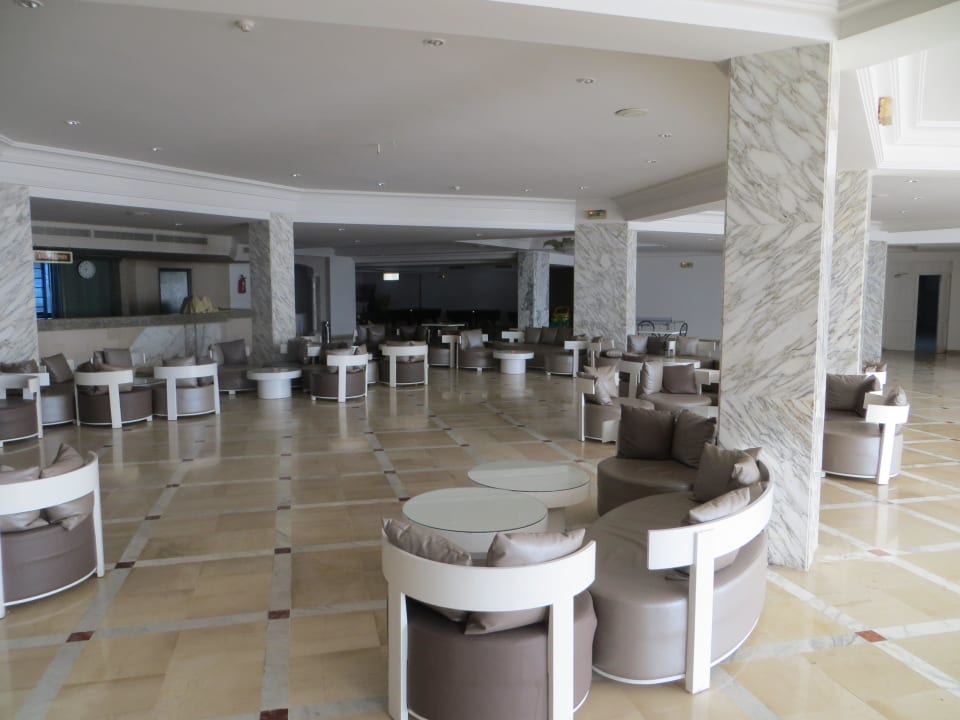 Raucherecke vor der Bar im EG El Mouradi Club Kantaoui