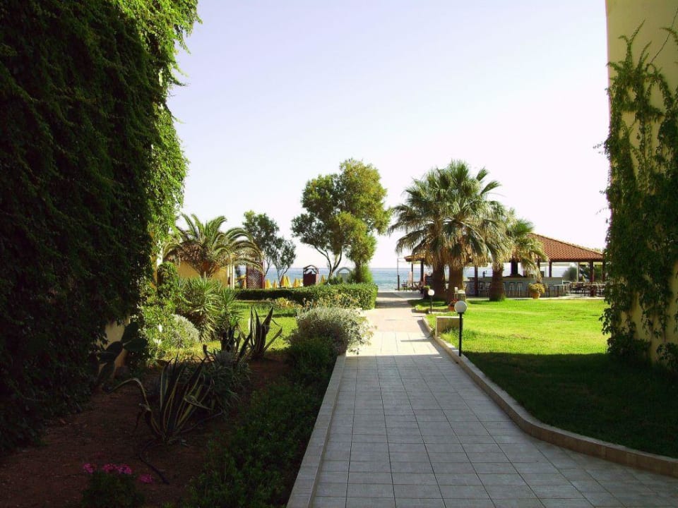 Der Weg zum Strand Vantaris Luxury Beach Resort