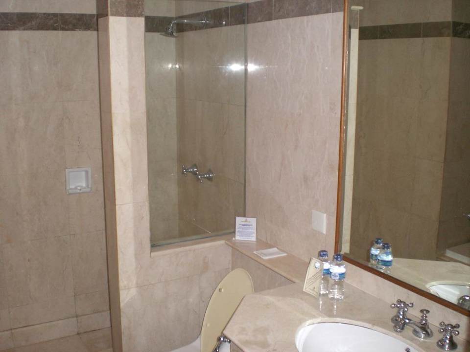 Badezimmer vom Deluxe Doppelzimmer Hotel Makassar Golden