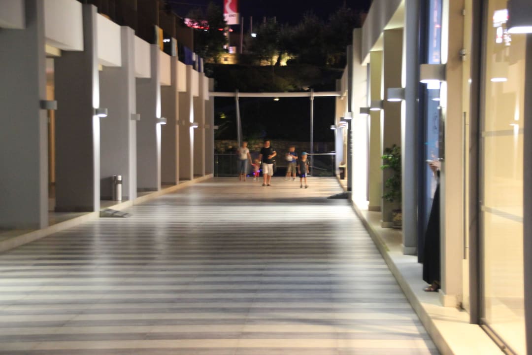 Computerecke, Kiosk, Knabberfische und mehr. Atlantica Mikri Poli Crete