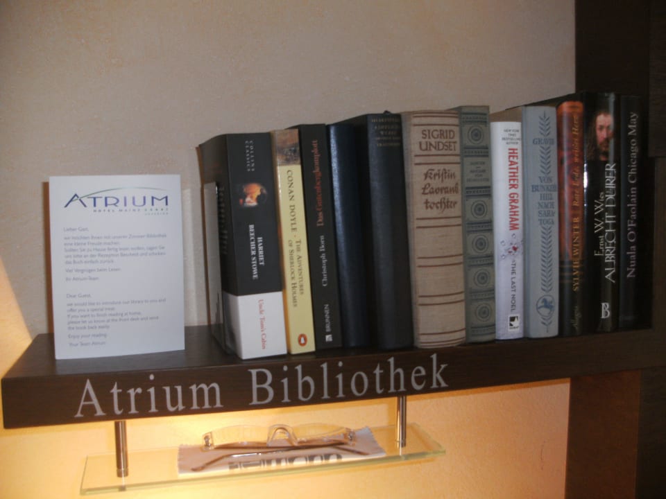 Bilbliothek im Zimmer Hotel Atrium Mainz