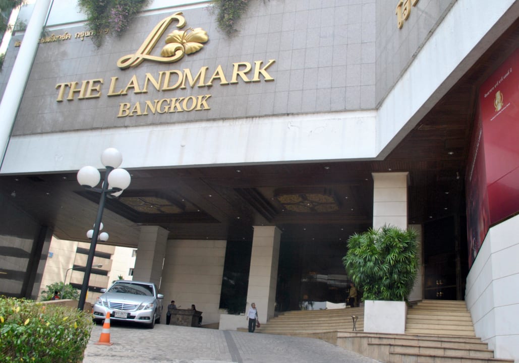 Zum Eingang gehts einige Stufen hoch The Landmark Bangkok
