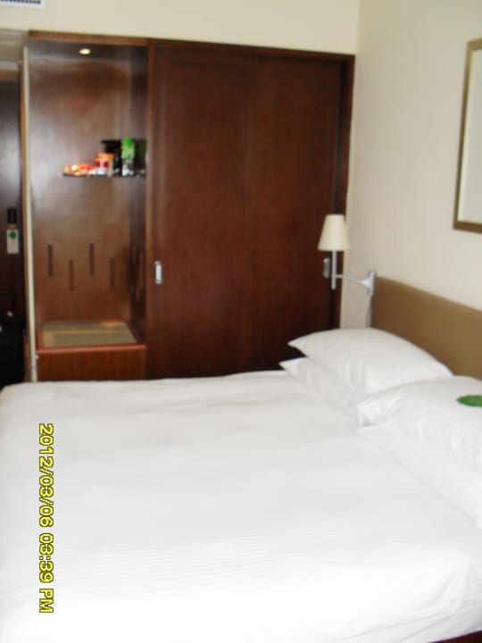 Bett und Schrank Harbour Plaza Metropolis