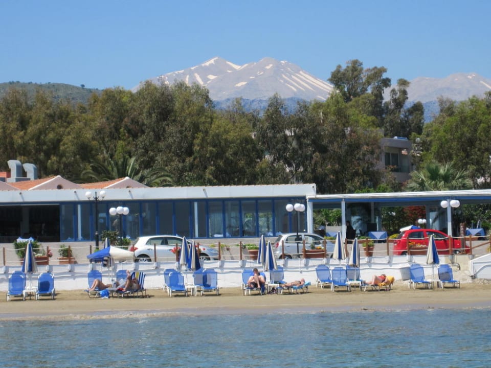 Vom Meer aus Schneebedeckte Berggipfel Corissia Beach Hotel
