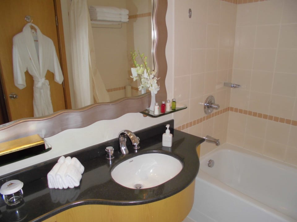 Bad mit Wanne & frischen Blumen Hotel Caravelle Saigon