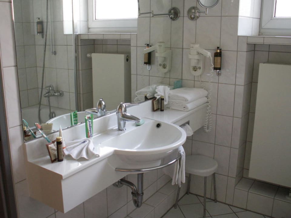 Der Waschtisch im Bad Zimmer 107 Garner Hotel Hamburg - Wandsbek Marktplatz