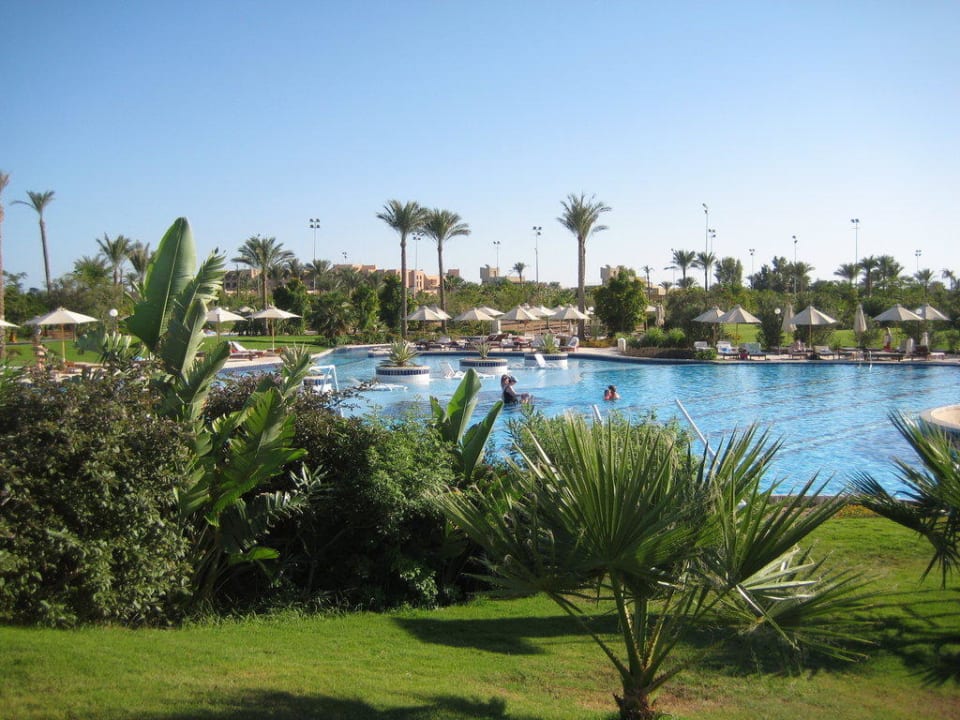 5000 m² große Poollandschaft Steigenberger ALDAU Beach Hotel