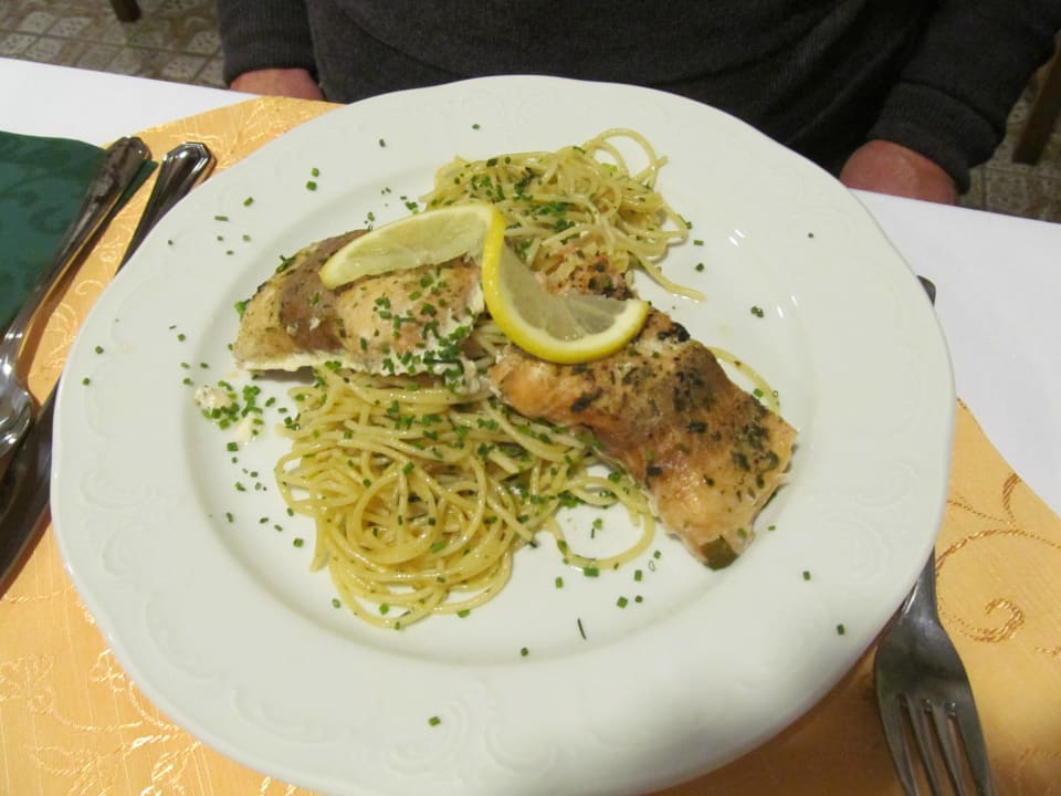 Lachs mit Kräuternudeln (Silvester) Hotel Schwengerer