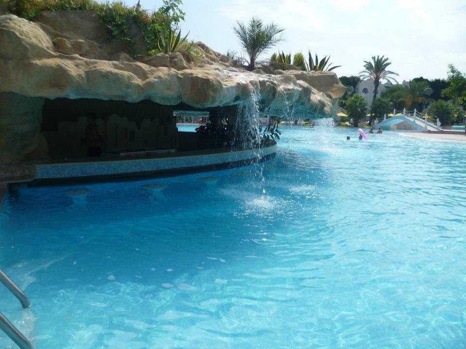 Schön im Wasser - eine Bar  Mahdia Beach & Aquapark