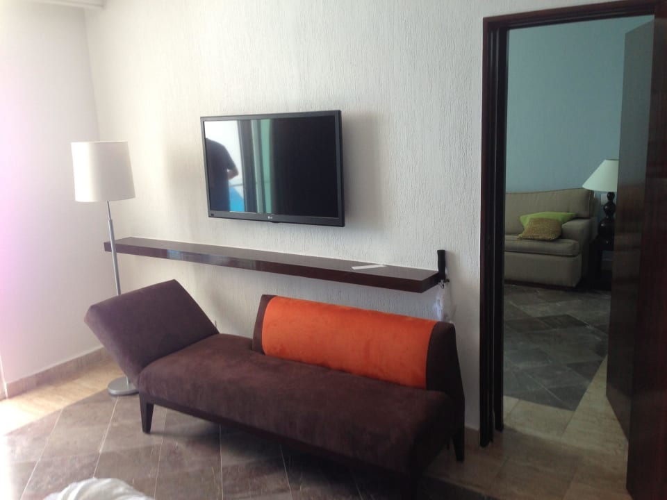 TV und Sofa im Schlafzimmer Krystal Grand Cancun