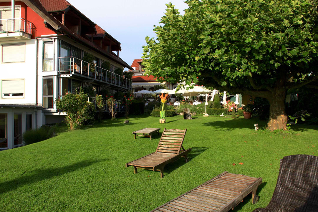 "Blick auf Hotel und Liegewiese" Hotel Haus am See