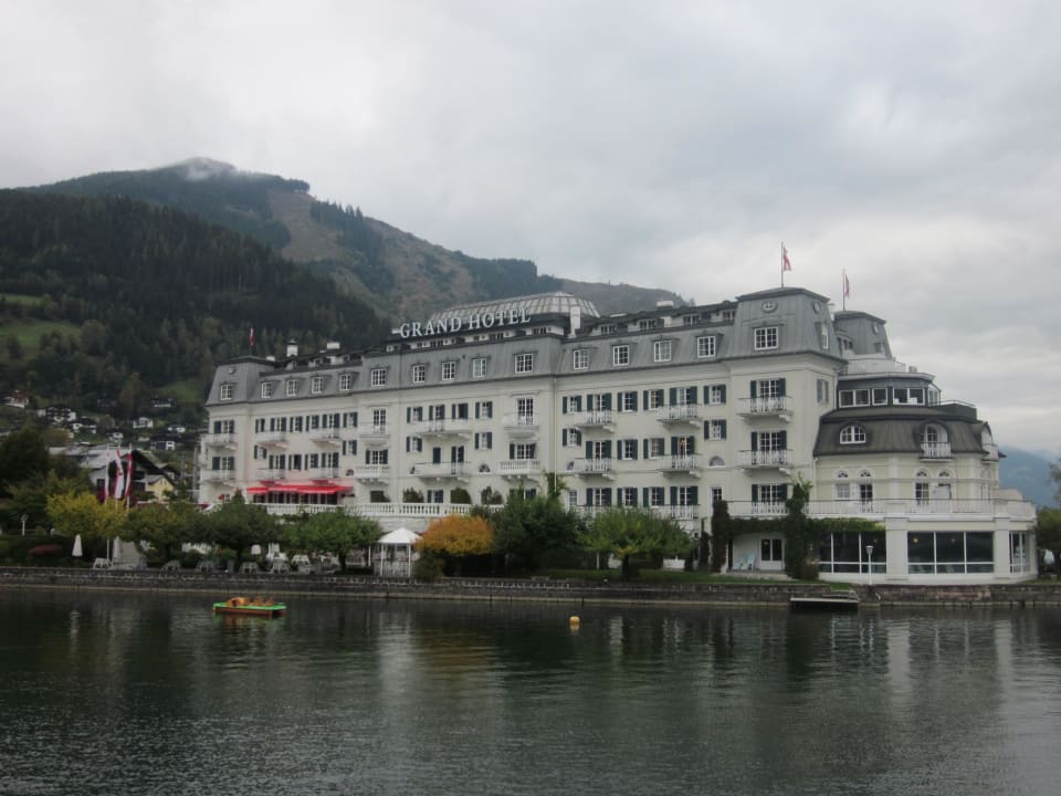 Hotel Südseite vom Wasser aus Grand Hotel Zell am See