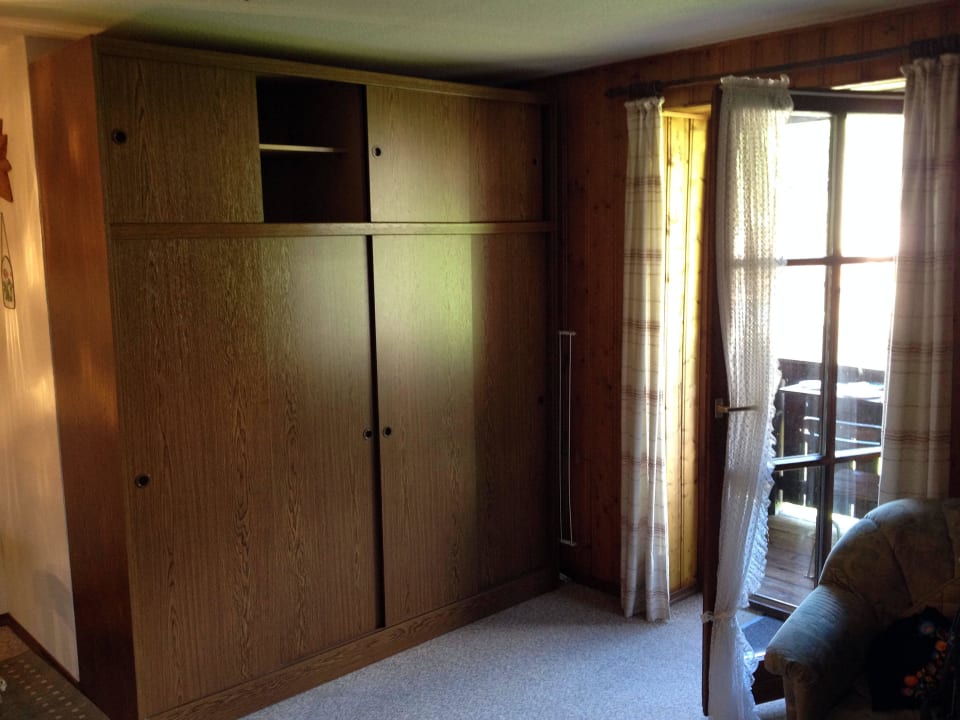 Wohnzimmer - Schrankwand & Balkon Feriensporthof Weinfeld Brandner